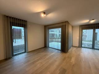 Agnetenpark is een échte nieuwe buurt met verschillende woningtypes voor iedereen en voor elke (gezins)situatie. In Agnetenpark leef je niet alleen op maat van de mensen maar ook op maat van morgen. Zo is er aandacht voor duurzame energie - denk maar aan zonnepanelen, geothermie (warmtepomp met aardwarmte) en waterrecuperatie - én duurzame mobiliteit. De woningen dragen ook het BEN-label (Bijna Energie Neutraal). <br /><br />Ook wordt er in Agnetenpark gezorgd voor het beste wooncomfort. Ondergrondse staanplaatsen, kelder- en fietsenbergingen zorgen voor het mobiele comfort. Een pakketje laten leveren of laten afhalen? Ook dat kan door middel van de Bringme Boxen. Verder zorgen de kwalitatieve afwerking en veel lichtinval in de leefruimtes voor een heerlijk thuis-gevoel. Op de ruime terrassen is er uitzicht over de stad Peer en het uitbundige groen. <br /><br />Parkwoningen B - Residentie Pieter Breugel - APP 0.2<br />- gelijkvloers;<br />- bewoonbare oppervlakte: 82,68m²;<br />- oppervlakte terras: 12,82 m²;<br />- 2 slaapkamers;<br />- berging aan de keuken;<br />- leefruimte;<br />- open ingerichte keuken;<br />- ingerichte badkamer; <br />- apart gastentoilet;<br />- standplaats 18, berging 23 en fietsenstallingen 9 en 10 in de afgesloten parkeerkelder.<br />- voorzien door de eigenaar: verlichting, ruime inloopdouche, verduisteringsgordijnen en wave gordijnen, temperatuurregeling per kamer, schilderijprofielen en screens.<br /><br />Huurprijs 1150 + 85 euro gemeenschappelijke kosten.<br /><br />In dit project is geïnvesteerd in een efficiënt en duurzaam geothermisch verwarming en koeling systeem (KWO systeem) dat samen met zonnepanelen en warmtepompen zorgt voor een zeer lage energiefactuur. Meer info over dit systeem vind je hier: www.jansenrealestate.be/wat-is-een-kwo-systeem<br /><br />Voor <strong>meer informatie of een bezoek ter plaatse</strong>, klik je op onze website <strong>www.jansenrealestate.be bij het pand op de knop 'bezoek aanvragen</strong>'.<br /><br />Wij <strong>ontzorgen</strong> je ook voor de <strong>verkoop van je huidige woning</strong>! Voor meer uitleg helpen we je graag verder.