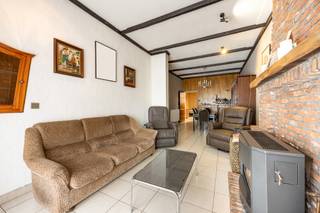 <strong>Te renoveren woning met twee, mogelijks drie, slaapkamers, grote tuinberging en achteringang op een rustige ligging nabij het centrum van Turnhout! </strong><br /><br /><strong>Ligging</strong>: rustige <span>straat nabij het centrum van Turnhout, met winkels, horeca, openbaar vervoer, scholen… op wandel- en fietsafstand. Alsook een goede verbinding naar buurgemeenten en de autostrade! </span><br /><br /><strong>Indeling</strong>: <strong>+0</strong>: inkomhal - woonkamer - eetkamer - gastentoilet - badkamer - technische ruimte - keuken. <strong>+1</strong>: twee slaapkamers. <strong>+2</strong>: af te werken zolder. <br /><br /><strong>Omschrijving</strong>: via de inkomhal betreden we de woonkamer, hier is plaats voor zowel een zithoek als een eettafel. Achterliggend komen we bij de eetkamer waar een apart gastentoilet voorzien is. In het achterste deel treffen we de keuken en de badkamer met inloopdouche en lavabo. Op de eerste verdieping hebben we twee slaapkamers van 13m² en 18 m². Via de achterste slaapkamer kunnen we met de vaste trap naar de zolderruimte. Het dak is geïsoleerd en de ruimte biedt zich er perfect toe om nog afgewerkt te worden tot extra slaapkamer. <br /><br />In de tuin hebben we achteraan een eerste berghok dat uitgeeft op de achteringang en het tweede berghok van zo'n 16 m². Dankzij de achteringang hoeft u dus nooit uw fietsen/vuilbakken/... mee door de woning te nemen! <br /><br /><em>Graag wijzen wij u op de renovatieplicht voor gebouwen met een E of F EPC-label uiterlijk 6 jaar na aankoop te rekenen vanaf het verlijden van de notariële akte. Voor meer info kijk op de website van het Vlaams Energie- en Klimaatagentschap: https://energiesparen.be/renovatieverplichting</em><br /><br /><strong>Bijzondere informatieplicht</strong>: in aanvraag.