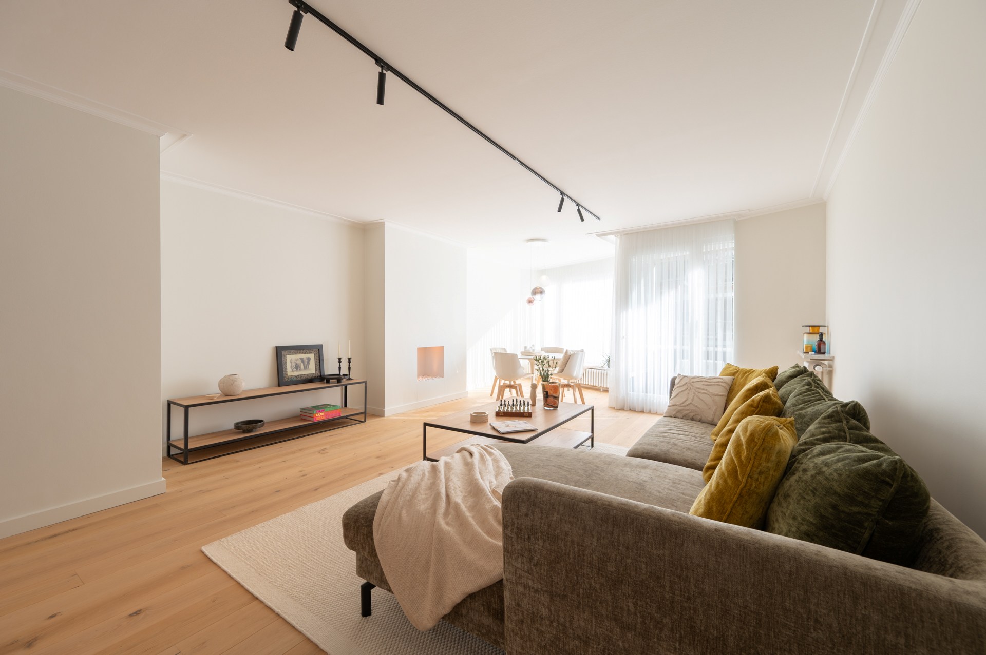 Stijlvol en volledig gerenoveerd appartement op wandelafstand van zee en het commerciële centrum. - foto 2