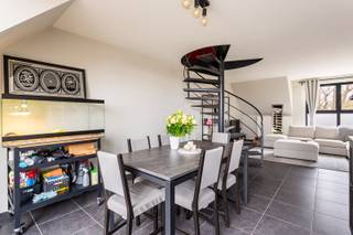 Dit charmante duplex appartement op de tweede verdieping van een verzorgd gebouw in de Mussenhoevenlaan in Boechout biedt een rustige ligging met...