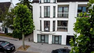 Dit instapklaar appartement in Maldegem is ideaal voor wie op zoek is naar een comfortabele en ruime woonruimte. <br />Het appartement is gelegen in het centrum van Maldegem, waardoor winkels, bakkers, slagers op wandelafstand bereikbaar zijn.<br /><br />Indeling: ruime inkomhal, toilet, 2 slaapkamers, badkamer, living, ingerichte keuken met terras en berging.<br />Tevens zijn er een ondergrondse garage en 2 bergruimtes aanwezig.<br /><br />* EPC-label C : 264 kWh / (m² jaar) *<br />* Conforme elektrische keuring tot 10.09.2035 *<br />* Asbestveilig *<br />* Prijs € 249.000 *<br /><br />Meer info ? 📞 +32 50 694 994 📧 betty@zakenkantoor-roels.be 🌐 www.zakenkantoor-roels.be.