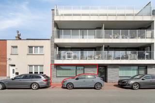 Dit recente gelijkvloerse appartement in Bredene combineert ruimte, comfort en energiezuinig wonen op een toplocatie vlak bij de Spuikom. Gebouwd in 2017 en met een bewoonbare oppervlakte van ca. 100 m² is dit de ideale woonst voor wie op zoek is naar een instapklaar appartement aan de kust.Via de ruime inkomhal met vestiairemogelijkheid komt u terecht in de lichtrijke leefruimte. De moderne open keuken met kookeiland is volledig uitgerust en vormt samen met de woonkamer een aangename leefomgeving. Aansluitend bevindt zich een praktische berging.Het appartement beschikt over twee ruime slaapkamers, die beide rechtstreeks toegang bieden tot het terras en de zonnige zuidoostgerichte tuin. Deze verzorgde buitenruimte is een absolute troef en biedt de perfecte plek om te ontspannen of gezellig buiten te genieten.Verder beschikt het appartement over een stijlvolle badkamer en een apart gastentoilet. Dankzij de recente bouw, uitstekende isolatie en EPC-label A geniet u van een energiezuinige woning met lage verbruikskosten.Extra praktisch zijn de gemeenschappelijke fietsen- en afvalberging. De rustige ligging nabij de Spuikom, winkels, openbaar vervoer en andere voorzieningen maakt dit appartement bijzonder aantrekkelijk als vaste woonst, tweede verblijf of investering.Een unieke kans om comfortabel te wonen aan de Belgische kust.Afspraak inplannen kan via Dewaele.com!De algemene voorwaarden van Dewaele DIY kunt u steeds raadplegen via dewaele.com.Bestuursmaatregelen in het maatregelenregister: nee