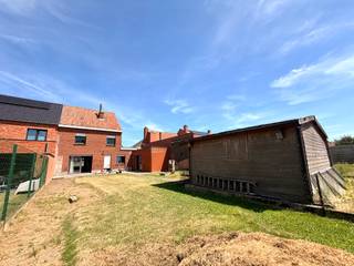 <strong>Ruime woning met 3 slaapkamers en garage te koop in Geluwe.</strong><br />Op zoek naar een gezellige woning die u nog volledig kan renoveren naar eigen smaak? Dan is dit een unieke kans.<br /><br /><strong>Indeling:</strong><br /><u>Gelijkvloers:</u> ruime inkomhal, apart toilet, leefruimte, keuken, berging, garage, tuin en tuinhuis<br /><u>1ste verdiep:</u> 3 slaapkamers en de badkamer<br /><u>Zolder:</u> extra slaapkamer mogelijk<br /><br /><strong>Troeven:</strong>
<ul><li>Rustige ligging</li><li>Veel potentieel</li><li>Mogelijkheid tot 4 slaapkamers</li><li>Ruime tuin</li><li>Garage</li></ul>
Renovatieplicht