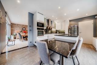 Deze moderne vrijstaande villa, gelegen aan het einde van een doodlopende weg in een rustige woonwijk omgeven door bossen, wordt aangeboden door...