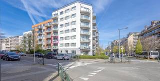 <p>Op zoek naar een interessante investering of een comfortabel éénkamerappartement op een centrale ligging in Molenbeek? Dit appartement bevindt zich in een recent gebouw van 2014 en biedt modern wooncomfort met een vlotte bereikbaarheid.</p><p>Het appartement beschikt over een inkomhal met vestiaire en apart gastentoilet, een aangename leefruimte met open, volledig geïnstalleerde keuken en toegang tot een terras, een ruime slaapkamer en een badkamer met douche.</p><p>Daarnaast is er een privatieve kelder inbegrepen. In het gebouw zijn er ook een afvallokaal met badgesysteem en een gemeenschappelijk fietslokaal aanwezig.</p><p>Het appartement is momenteel verhuurd en vormt hierdoor een interessante investeringsopportuniteit met onmiddellijk rendement. Verder geniet het van een gunstige EPC-score B en een conforme elektrische installatie.</p><p>Een autostaanplaats is verplicht mee aan te kopen aan een prijs van €21.000.</p>