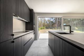 Ontdek de perfecte harmonie tussen modern comfort en een groene omgeving in de Emiel Vermeulenstraat, gelegen in het prachtige Zoersel. Deze halfopen nieuwbouwwoning is een pareltje dat je niet wilt missen! Het betreft de rechtse woning, voor de linker woning werd reeds een koper gevonden.

Stap binnen in een oase van rust, omringd door weelderig groen. Deze woning biedt niet alleen een adembenemend uitzicht, maar ook ruimte die al je verwachtingen overtreft. Met 4 slaapkamers en 2 badkamers is er voldoende ruimte voor het hele gezin om te ontspannen en te genieten van privacy.

De allergrootste troef van deze woning is de ongeëvenaarde energiezuinigheid. Met een EPC-score van 11 , ben je verzekerd van een duurzame en milieuvriendelijke levensstijl. Geniet van lage energiekosten en draag bij aan een groenere toekomst.

Deze prachtig afgewerkte woning is een droom die werkelijkheid wordt. Met hoogwaardige materialen en een stijlvolle inrichting, straalt elke hoek van de woning klasse en comfort uit. Van de moderne keuken tot de luxueuze badkamers, elk detail is met zorg gekozen om een warme en uitnodigende sfeer te creëren.

Wacht niet langer en maak van deze halfopen nieuwbouwwoning jouw thuis. Geniet van de rustige omgeving, de ruimte en het groene landschap. Dit is de perfecte plek om te ontspannen, tot rust te komen en te genieten van het leven. Neem vandaag nog contact met ons op en maak je vastgoeddroom waar. 

Bijzonderheden: opsplitsing grond 200.000 € - constructie 349.000 €, zonnepanelen (2.600 KW/uur).