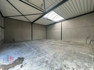 Nieuwbouw KMO-unit van 152 m² en 2 privatieve parkeerplaatsen te huur in Wevelgem.De geïsoleerde casco magazijnruimte is opgebouwd uit een...