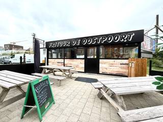 Ben je op zoek naar een instapklare frituur op een uitstekende locatie? Grijp dan nu je kans! Frituur De Oostpoort, gelegen op een topligging in Kortrijk, is dé uitgelezen opportuniteit voor wie wil starten of uitbreiden in de horecasector.<br /><br />Deze goed draaiende zaak is volledig uitgerust en klaar om overgenomen te worden zonder extra investeringen. Alles is aanwezig om meteen te starten:<br /><br />🔹 Volledig ingerichte frituur met professionele Perfecta-installatie ( 3 jaar oud ), inclusief:<br />Transfer-systeem<br />Vleesbak ( 3 manden )<br />2 afbakpotten<br />Bakplaat<br /><br />🔹 Ruime koel- en vriescapaciteit (optimale koelcapaciteit):<br />Koeltoog<br />Frigocel<br />4 diepvriezers<br /><br />🔹Comfort &amp; Zithoek:<br />10 zitplaatsen binnen<br />20 zitplaatsen buiten – ideaal voor de zomermaanden<br />Gezellige inrichting en goede sfeer<br /><br />🔹Uitrusting:<br />3 televisies voor klantentainment<br />2 infrarood verwarmers voor het terras<br /><br />🔹 Ideale ligging met veel passage en zichtbaarheid – zowel voor afhaal als ter plaatse eten.<br />Of je nu een ervaren uitbater bent of een gemotiveerde starter, deze zaak biedt een unieke kans op een rendabele overname met bewezen potentieel.<br /><br />Troeven:<br />Gelegen op een drukke locatie met veel passage<br />Gunstige huurvoorwaarden ( €900/maand)<br />Alles aanwezig om direct te starten<br />Geschikt voor zowel afhaal als ter plaatse eten<br /><br />Een unieke kans voor zowel starters als ervaren uitbaters in de horeca!<br />📍 Locatie: Oostpoort – Kortrijk<br />📦 Overnameprijs en voorwaarden op aanvraag<br />📞 Interesse? Contacteer ons vandaag nog voor meer info of een bezichtiging.