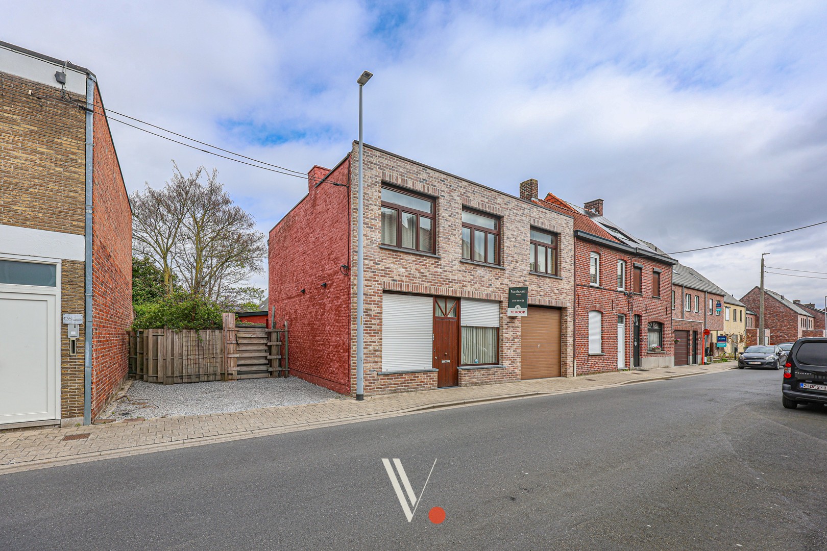 Halfopen woning met tuin en ruime garage - foto 1