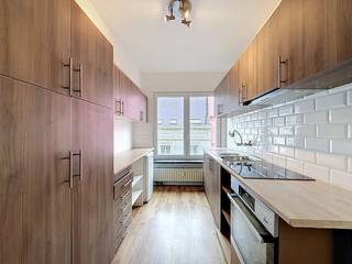 Dit tweeslaapkamer appartement centraal gelegen aan het Sint-Annaplein geniet van een prachtig uitzicht en ideale locatie.Te voet staat u in een mum van tijd in het shoppingcenter Gent Zuid, de Brabantsdam of de visserijvaart.Indeling van het appartement.Inkomhal - lichtrijke leefruimte - keuken - badkamer - gastentoilet - ruime berging - slaapkamer 1 met terras - slaapkamer 2.De gemeenschappelijke kosten onder de vorm van een provisie bedragen 150,00 euro/maand, en dienen voor het onderhoud van de gemene delen, en voor het privatief verbruik van water en verwarming.Onmiddellijk beschikbaar!