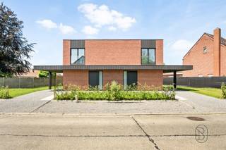 <p>2 kwalitatieve luxueuze ENERGIENEUTRALE moderne nieuwbouwwoningen (21% btw). E-PEIL 0, TOPAFGEWERKT! INDELING: inkom met apart toilet, lichtrijke leefruimte (mooi parket), open geïnstalleerde keuken met EILAND (Siemenstoestellen en werkblad in composiet), handige berging. Aangelegd TERRAS en OPRIT en omheinde TUIN. Op het verdiep bevinden zich de overloop, moderne badkamer (inloopdouche, bad, dubbele lavabo), apart toilet, en 3 grote slaapkamers. TROEVEN: geothermische warmtepomp: vloerverwarming/vloerkoeling, zonnepanelen, 20.000 liter regenwater, massieve houtbouw, parket, reeds geschilderd, TOPAFGEWERKT!</p>