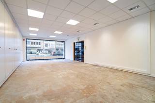 Contact Virginie Wilkin au 0484/06.1000 ou virginie.wilkin@weinvest.be<br />Idéalement situées sur le Boulevard de la Sauvenière, cette surface de 160m² peut être louée en commerce ou bureau.<br /><br />Il se compose comme ceci : <br /><br />* 1 Open Space de 77m²<br />* 1 bureau de 29m² ou deux bureaux de 14 et 15m²<br />* 1 cuisine <br /><br />Loyer mensuel de 1.200 € HTVA / mois<br />Charges communales : 260,00 € HTVA / mois<br />Précompte immobilier : 3.360 €/an soit 270€/mois<br /><br />Compteur séparé / Air conditionné <br /><br />Renseignements et visites : Virginie Wilkin 0484/06.1000