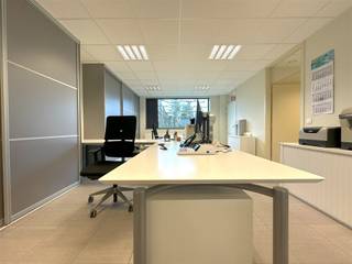 <p><strong>252 M² KANTOORRUIMTE IN SCHUIFERSKAPELLE</strong><br />Dit kantoorgebouw is centraal gelegen in Schuiferskapelle, tussen Tielt, Ruiselede en Wingene<br />Dit kantoorgebouw bestaat uit een ontvangstruimte, diverse bureauruimtes, een vergaderzaal, archief en keuken.</p><p><strong>TROEVEN: </strong><br />- Topligging<br />- Geen syndickosten<br />- 252 m²</p>