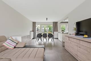 <span>Nieuwbouw (2023) gezinswoning nabij centrum Dessel</span><br /><span>E-peil 16 | 3 slaapkamers | 333 m² perceel</span><br /><span><br />Deze energiezuinige gezinswoning werd gebouwd in 2023 en wordt verhuurd verkocht. De huidige huurprijs bedraagt €1200/maand.<br /><br />Meer info: 014/70.73.72 of info@dilegno.immo<br /><br />We betreden de woning langs de inkomhal die toegang geeft tot de leefruimte en een apart gastentoilet met handenwasser.</span><br /><span>De lichtrijke leefruimte omvat woonkamer, eetkamer en keuken, dewelke voorzien is van inductiekookplaat, dampkap, ijskast, vaatwasser en combi-oven. Naast de keuken vinden we de berging/wasplaats.</span><br /><span><br />De verdieping bestaat uit 3 slaapkamers, nachthal en badkamer, uitgerust met inloopdouche, bad, toilet en enkele wastafel in meubel.</span><br /><span>Via de vlizo-trap in de nachthal komen we nog op de zeer ruime zolder.<br /><br />De oprit en het terras werden reeds aangelegd.<br />Tenslotte zorgen de 10 zonnepanelen op het zuid georienteerde dak voor een erg laag energiefactuur.</span>