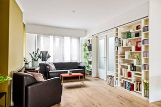 Achter deze charmante gevel schuilt een ruime instapklare woning die tal van troeven biedt.Praktische achteringang via servitudeweg voor fietsen of...