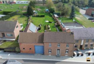 <h3><span>Rustig gelegen woning voorzien van 18 zonnepanelen, veel oppervlakte <br />en tal van mogelijkheden </span><span><br /><br />In een landelijke deelgemeente van Borgloon vindt u deze charmante woning op een perceel <br />van ca. 16are 84ca, ideaal voor wie wonen wil combineren met werken, opslag of hobby’s.<br />De woning is voorzien van 18 zonnepanelen (per paneel 320WP).<br /><br />Een absolute troef van deze eigendom is de ruime stalling van 170 m², verdeeld over <br />twee verdiepingen van elk 85 m². Deze indeling biedt bijzonder veel mogelijkheden <br />voor opslag, werkruimte of het combineren van beide.<br /><br />Bij het betreden van de woning komt u binnen in de inkomhal die toegang geeft tot<br />de leefruimte en de leefkeuken. De leefruimte is voorzien van een ingebouwde pelletkachel </span></h3><p><span>en de leefkeuken werd uitgerust met airconditioning.<br /><br />Verder beschikt de gelijkvloerse verdieping over een ruime praktische berging, een badkamer <br />en een apart toilet.<br />In de badkamer werd er een douche, een enkele lavabo met meubel en een toilet voorzien.<br /><br />Op de eerste verdieping geeft de nachthal (eveneens voorzien van airconditioning) met toilet<br />toegang tot twee ruime slaapkamers. Daarnaast is er een extra ruimte met de mogelijkheid</span></p><p><span>tot het creëren van 2 extra slaapkamers en met toegang tot een bijkomende zolder van 40m², <br />ideaal als uitbreiding of extra opslagruimte.<br /><br />De woning is bovendien voorzien van een kelder met een waterontkalker.<br /><br />Via de hoge poort van 4 meter, gelegen tussen de woning en de stalling, rijdt u eenvoudig <br />het perceel op. <br /><br />De perceelscore en gebouwscore D in verband met watergevoeligheid heeft te maken met de<br />lagerliggende straat en niet met het perceel zelf.<br /><br /></span><span>Troeven</span></p><ul><li><span>Groot perceel van 16are 84ca </span></li><li><span>18 zonnepanelen (per paneel 320WP)</span></li><li><span>Ruime stalling van ca. 170 m² </span></li><li><span>Hoge toegangspoort van 4 meter naar het perceel </span></li><li><span>Living en keuken met gelijke, ruime oppervlakte </span></li><li><span>Airco aanwezig (keuken en nachthal) </span></li><li><span>2 ruime slaapkamers </span></li><li><span>Extra ruimte op de eerste verdieping tot het creëren van 2 extra slaapkamers</span></li><li><span>zolderruimte met uitbreidingspotentieel </span></li><li><span>Kelder aanwezig </span></li><li><span>Rustige, landelijke ligging </span></li><li><span>Ideaal voor zelfstandigen, hobbyisten of combinatie wonen/werken </span></li></ul><p><span><br />Kortom, deze eigendom is een unieke kans voor wie op zoek is naar ruimte, flexibiliteit en potentieel. <br />Perfect voor zelfstandigen, hobbyisten of gezinnen die willen genieten van rustig wonen met extra <br />mogelijkheden op eigen terrein.</span></p>