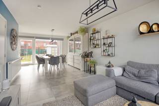 Welkom in Kessel-Lo! In de begeerde deelgemeente van Leuven, kan je deze ruime gezinswoning terugvinden. De ideale ligging uit zich in de nabijheid van de Abdij van Vlierbeek, oprit autosnelweg en alle voorzieningen binnen handbereik. Ook centrum Leuven is makkelijk per fiets of openbaar vervoer bereikbaar <br /><br />Je komt binnen via de inkomhal met gastentoilet, die toegang biedt tot de royale leefruimte met voldoende ruimte om zowel een zithoek als eetplaats in te richten. Aansluitend vind je de open geïnstalleerde keuken met praktische berging en zicht op de tuin. Via de vaste trap bereik je de eerste verdieping. Deze is verdeeld over 3 volwaardige slaapkamers en de badkamer. De zolderverdieping is volledig afgewerkt als master bedroom. Een extra troef is de onderhoudsvriendelijke tuin met handig tuinhuis.<br /><br />De woning is beschikbaar uiterlijk 6 maanden na het verlijden van de notariële akte.<br />Benieuwd? Boek snel je bezoek ter plaatse via ellen@sophimo.be of via 0498/59 84 11!