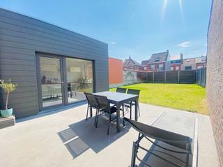 Volledig gerenoveerde woning met 4 slaapkamers, garage, terras en tuinInkomhal met toegang tot de garage.  Grote garage met voorziening voor...