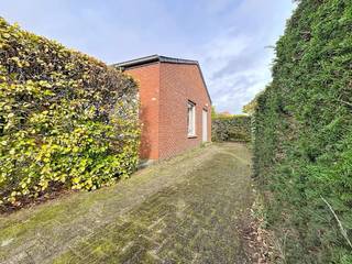Deze compacte, maar zekers zo charmante woning in Meer heeft heel wat potentieel. Indeling als volgt:Gelijkvloers:- Inkomhal met toegang tot toilet...