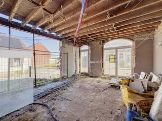 *** TE KOOP *** Geraardsbergen - Te renoveren halfopen bebouwing met grote tuin en garage, met een totale oppervlakte van ongeveer 329 m².<br /><br />Een renovatieproject met tal van indelingsmogelijkheden!<br /><br />Het project voorziet de volgende indeling: op het gelijkvloers een inkomhal met vestiaire, een open keuken verbonden met de eetkamer, een ruime woonkamer evenals een tweede eetruimte, een wasruimte en een apart toilet. Op de eerste verdieping bevinden zich twee slaapkamers (mogelijkheid tot drie), twee badkamers/doucheruimtes, een dressing en twee toiletten. Op de tweede verdieping bevindt zich een zolder die kan worden ingericht als slaapkamer of polyvalente ruimte volgens uw behoeften, met toegang tot een terras.<br /><br />Troeven: recente PVC-ramen met dubbele beglazing, garage, grote tuin van ongeveer 7 are met ideale westelijke oriëntatie, kelder, EPC-label "G" (942 kWh/m².jaar).<br /><br />Prijs: bieden vanaf € 149.000 (onder voorbehoud van aanvaarding door de eigenaars).<br /><br />Contact: 02.355.42.20 of 0494.28.38.88 (Taylor), of per e-mail via tubize@weinvest.be.
