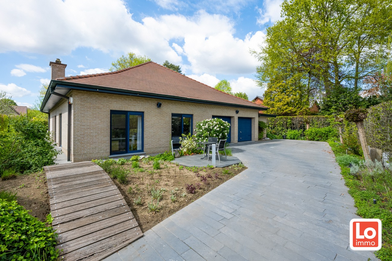 Instap klare open woning met inpandige dubbele garage én zwembad op een rustige locatie nabij het centrum van Zaffelare! - foto 2