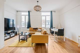 <p>Gelegen langs bruisende Bredabaan met winkels en openbaar vervoer voor de deur, op wandelafstand van Runcvoortpark.</p><p>Indeling: ruime inkomhal, zonnige leefruimte op parketvloer aan straatzijde, open ingerichte keuken (koelkast/diepvries, oven, keramische kookplaat en dampkap), ingemaakte kast met voorzieningen voor wasmachine.  <br />Eén slaapkamer op parket achteraan ca. 10m2. Badkamer met ruime douche, dubbele lavabo en toilet.</p><p>Extra's:<br />- gunstig EPC 145kWh/m2 - label B<br />- asbestveilig<br />- elektrische installatie CONFORM<br />- individuele verwarming op gas, aparte meters<br />- appartement momenteel verhuurd aan 680eur/mnd</p><p>Info/bezoek: 03/283 83 00 - noord@sinjoor.be</p>