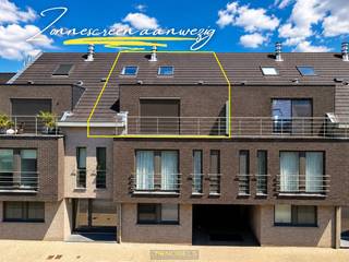 LICHTRIJK duplex appartement met TWEE TERRASSEN in de dorpskern van Asper. Dit stijlvolle duplex appartement verwelkomt u met een aangename, grote leefruimte die dankzij de grote raampartijen baadt in natuurlijk licht. De praktische keuken sluit naadloos aan op de woonruimte en wordt aangevuld met een RUIME BERGING. Op de verdieping bevinden zich TWEE VOLWAARDIGE SLAAPKAMERS en een verzorgde badkamer, uitgerust met zowel een LIGBAD ALS DOUCHE. Extra comfort wordt geboden door een ZONNESCREEN aan het raam van de leefruimte, PRIVATE KELDERBERGING en twee zonnige terrassen waar u op elk moment van de dag heerlijk kan genieten Bovendien bestaat de mogelijkheid om een RUIME INPANDIGE GARAGE VAN CA. 40 M² bij te huren in dezelfde stijlvolle residentie. De ligging vormt een absolute troef: u geniet van een RUSTIGE WOONOMGEVING met een VLOTTE VERBINDING naar Gavere en Zingem, terwijl de nabijgelegen N60 een SNELLE BEREIKBAARHEID richting Oudenaarde en Gent garandeert.<br /><br />Adres: Steenweg 121 bus 2002 te Gavere<br /><br />EPC-Label A; Bestuursmaatregelen in maatregelenregister: neen.