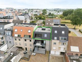 Nieuwbouwappartement met 2 slaapkamers, 2 terrassen en topligging op 50 meter van het centrum en 500 meter van de zee. <br /><br />Bent u op zoek naar een energiezuinig nieuwbouwappartement op een absolute toplocatie? Ontdek dit prachtige appartement in Residentie Duet II, gelegen in de Hasseltstraat 10 te Bredene. Dankzij de uitstekende ligging bevindt u zich op slechts 500 meter van het strand en 50 meter van het bruisende centrum, waardoor u geniet van het beste van beide werelden.<br /><br />Dit stijlvolle appartement is gelegen op de derde verdieping en werd ontworpen met oog voor comfort, lichtinval en energiezuinig wonen. De ruime leefruimte met open keuken sluit naadloos aan op het zonnige terras aan de voorzijde. Daarnaast beschikt het appartement over een tweede terras aan de achterzijde, zodat u op elk moment van de dag van de buitenruimte kunt genieten.<br /><br />De indeling omvat:<br /><br />- Inkomhal<br /><br />- Lichtrijke leefruimte met open keuken<br /><br />- 2 volwaardige slaapkamers<br /><br />- Badkamer<br /><br />- Afzonderlijk toilet<br /><br />- Praktische berging<br /><br />- 2 terrassen (voor- en achteraan)<br /><br />Op technisch vlak geniet u van alle hedendaagse comfort:<br /><br />- Vloerverwarming<br /><br />- Uitstekende thermische én akoestische isolatie<br /><br />- EPC-label A<br /><br />- Zeer energiezuinig wonen met lage energiekosten<br /><br />Residentie Duet II combineert een hoogwaardige afwerking, een uitstekende ligging en een toekomstgerichte energieprestatie. Ideaal als vaste woonplaats, tweede verblijf of interessante investering aan de Belgische kust.<br /><br />Bent u op zoek naar een comfortabele woning, een tweede verblijf aan zee of een interessante investering? Neem dan vrijblijvend contact op met Victor via victor@immofrancois.be of telefonisch op +32 470 64 60 28 voor meer informatie.<br /><br />