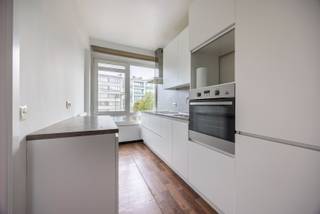 Bent u op zoek naar een instapklaar appartement (96m²) met twee slaapkamers en terras? En dit in een mooi onderhouden gebouw met lift op een centrale locatie? Dan stellen wij graag volgend appartement op de tweede verdieping aan u voor!<br />Indeling:<br />U betreedt het appartement via de ruime inkomhal die voorzien is van ingemaakte kasten. Vooraan is er de woonkamer met aanpalend de gesloten moderne keuken. De keuken heeft een kookplaat, dampkap, dubbele spoelbak, oven, koelkast met vriezer.<br />Centraal is er de badkamer met ligbad, enkele lavabo en voorzieningen een wasmachine en/of droogkast. Er is een apart gastentoilet. <br />Achteraan zijn er twee slaapkamers, waarvan de grootste kamer doorgang geeft aan het terras achteraan. Het terras heeft nog een opbergkast.<br />Algemene kosten: €305/maand voor minuterie, water, gas, blokpolis, algemeen onderhoud, lift, poetsdienst en syndicus <br />Ligging:<br />Het appartement is gelegen op een goed bereikbare locatie met alle comfort binnen handbereik. In de nabijheid van winkels, openbaar vervoer (voor de deur) en groen. Een ideale plek om zorgeloos en comfortabel te leven, dicht bij alles wat u nodig heeft.<br />Pluspunten:<br />- EPC attest met label B<br />- Privatieve kelderberging <br />- Overal dubbele HR beglazing pvc <br />- Elektriciteit is conform<br />- Lift in het gebouw <br />- Instapklaar appartement op een centrale locatie<br /> <br />Voor meer informatie of een bezichtiging kan u One vastgoed steeds bereiken op volgend nummer 03 360 85 30.