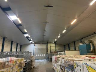 Deze functionele magazijnruime van +/- 800 m² is toegankelijk via een automatische sectionale poort (4,90B x 4,50H) en beschikt over een nieuw geïsoleerd dak sinds 2025.<br /><br />De vrije hoogte tussen 6 en 8 meter zorgt voor efficiënte opslagmogelijkheden en het plaatsen van racks. Er is een elektrisch vermogen van 100 ampère aanwezig op de site.<br /><br />Het terrein is volledig verhard en voorzien van parkeergelegenheid aan de voorzijde en zijkant, voldoende manoeuvreerruimte.<br /><br />Gelegen nabij het centrum van Meulebeke en Tielt, op amper 4 km van de Brugsesteenweg (N50) en op slechts 5 km van de Pittemsesteenweg (N37) met een vlotte verbinding naar de E403 op- en afrit 8 Roeselare-Beveren. <br /><br />Contacteer<strong> </strong>PANORAMA B2B voor bijkomende inlichtingen, plannen of een vrijblijvend plaatsbezoek op 05 300 800.