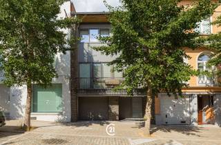 Ruime gezinswoning met 4 slaapkamers, garage en prachtige tuin. Ontdek deze ruime en lichtrijke gezinswoning in een aangename woonomgeving in Jette. Met haar mooie leefruimtes, 4 slaapkamers, garage, verschillende kelders en diepe tuin biedt deze woning heel wat ruimte en mogelijkheden voor het hele gezin.De gezellige living geniet van een mooie natuurlijke lichtinval dankzij de grote raampartijen. De open haard zorgt voor extra sfeer en karakter. Aansluitend bevindt zich de ruime, ingerichte keuken met veel kastruimte, een praktisch werkblad en een gezellige eethoek.De woning beschikt over 4 slaapkamers, ideaal voor een gezin of voor wie extra ruimte wenst voor een bureau, hobbykamer of logeerkamer.Buiten vormt de diepe, groene tuin een absolute troef. Met het terras, verschillende gezellige plekjes en de aanwezige serre is er volop ruimte om te ontspannen, te tuinieren of samen te genieten van mooie dagen.Verder beschikt de woning over een garage en verschillende kelders, waardoor er aan praktische bergruimte geen gebrek is. De woning is voorzien van verwarming op gas.Perceelsoppervlakte: 2 a 51 ca (251 m²).Dicht bij alles, op 130m van de tram en 400m van de metro, op 350m van een ziekenhuis, gerenommeerde Franstalige, Nederlandstalige en Europese scholen en tal van sportieve activiteiten en parken liggen allemaal binnen een straal van 1,5 km rond het huis, wat het dagelijks leven vergemakkelijkt. Een ruime en charmante gezinswoning met veel potentieel, een mooie tuin en tal van praktische troeven, gelegen in Jette. Zeker een bezoek waard!