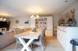 In de dorpskern van Aartrijke vinden we deze handelswoning (vroeger goed draaiende brasserie). De zaak kan eventueel opnieuw ingericht worden als grote woonkamer (40 m²) met aansluitend keukenruimte met berging/bijkeuken en wasplaats. Op het gelijkvloers vinden we tevens de lichtrijke woonkamer met pelletkachel, slaapkamer met dressing en gezellig binnenterras.<br />De verdieping omvat 2 slaapkamers en badkamer met ligbad, lavabo en toilet. <br />Door de centrale ligging geniet deze eigendom een uitstekende zichtbaarheid en kan hier makkelijk opnieuw een bloeiende zaak ondergebracht worden! EPC: energielabel C (Vg, Gmo, Wg, Gvkr, Gvv) Ref. OU28653<br /><br />Neem voorsprong met een vrijblijvende en gratis schatting van uw eigendom via:<br />www.residentievastgoed.be/gratisonlineschatten