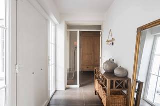 <p><strong>Karaktervolle woning met unieke authentieke elementen in stiltegebied</strong></p>
<p>Deze bijzonder charmante woning combineert hedendaags wooncomfort met tal van originele en authentieke elementen zoals prachtige oude gewelven en een karaktervolle trap.<br />Gelegen in een erkend stiltegebied geniet je hier van rust, ruimte en een open, landelijke omgeving.</p>
<p>Op het gelijkvloers verwelkomt de inkomhal je met een apart gastentoilet en biedt toegang tot de open, volledig ingerichte keuken.<br />Aansluitend bevindt zich een slaapkamer met eigen badkamer, uitgerust met een douche en lavabo — perfect voor gelijkvloers wonen, gasten of een praktijkruimte. De ruime en lichtrijke leefruimte vormt het hart van de woning en biedt vanuit elke hoek toegang tot het terras.</p>
<p>Het zonnige terras, bereikbaar vanuit alle leefruimtes, kijkt uit op de landelijke omgeving en de grote tuin, waar privacy en rust centraal staan.</p>
<p>De eerste verdieping beschikt over 4 slaapkamers en 2 bijkomende badkamers, wat deze woning uiterst geschikt maakt voor grotere of samengestelde gezinnen.</p>
<p>Verder is de woning uitgerust met een grote wasruimte, een garage en een oprit met plaats voor 2 voertuigen.</p>
<p>Dankzij haar indeling en ligging is deze woning uitermate geschikt voor zelfstandigen, vrije beroepen of samengestelde gezinnen die op zoek zijn naar ruimte, flexibiliteit en karakter.<br /><br />Benieuwd? Plan een afspraak in met Katrien: katrien@cornelis-goeman.be – 0473/42.76.99.</p>
<p><strong>Vraagprijs: € 449.000</strong></p>
<p></p>