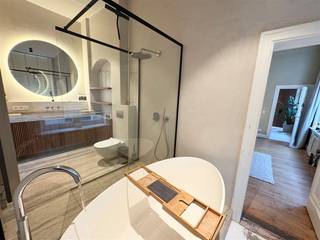 Stijlvol, volledig bemeubeld 1-slaapkamer appartement in het hart van Antwerpen, beschikbaar vanaf 2 januari 2026. Gelegen op de tweede verdieping...