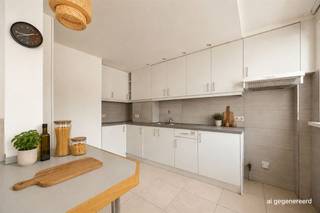 <p><span>Op zoek naar een instapklaar appartement met veel licht, een gezellige buitenruimte én een centrale ligging? Dan zit je hier goed. Dit verzorgde gelijkvloerse appartement combineert een ruime leefruimte met open keuken, een comfortabele slaapkamer en een zonnige stadskoer. Bovendien woon je hier vlak bij het Te Boelaerpark, winkels, scholen en openbaar vervoer.</span></p><p><span> </span></p><p><span>Licht & praktisch</span></p><p><span>Je komt binnen in de inkomhal, waar een handige ingemaakte kast voorzien is met aansluiting voor een wasmachine. Vanuit de hal heb je toegang tot zowel de badkamer als de leefruimte.</span></p><p><span>De woonkamer vormt samen met de open keuken een aangename, lichtrijke leefomgeving. Dankzij het grote raam aan de straatzijde baadt de ruimte in natuurlijk licht. De onderhoudsvriendelijke vloer zorgt voor een warme uitstraling. De open keuken sluit mooi aan op de leefruimte en beschikt over een spoelbak, dampkap, aansluiting voor een gasfornuis en voldoende stopcontacten. Een compacte ontbijttafel of extra werkblad maakt de ruimte extra praktisch.</span></p><p><span> </span></p><p><span>Slaapkamer met toegang tot buitenruimte</span></p><p><span>Achteraan bevindt zich de ruime slaapkamer, rustig gelegen en met directe toegang tot de gezellige stadskoer. Die buitenruimte is zuidoost georiënteerd, waardoor je hier al vroeg op de dag van de zon geniet. Ideaal voor een ontbijt buiten, wat groen in potten of een gezellige zithoek. De slaapkamer biedt voldoende plaats voor een dubbel bed en kleerkasten.</span></p><p><span>Naast de slaapkamer ligt de badkamer, uitgerust met een douche, toilet en lavabomeubel. Dankzij het raam geniet je hier van natuurlijke verluchting en daglicht.</span></p><p><span> </span></p><p><span> </span></p><p><span>Centraal wonen vlak bij park en station</span></p><p><span>Dit appartement bevindt zich op een bijzonder gunstige locatie in Borgerhout. Je woont hier vlak bij het Te Boelaerpark en het Boekenbergpark, ideaal voor een wandeling, een loopsessie of een ontspannen namiddag in het groen. Voor je dagelijkse boodschappen liggen Delhaize en Aldi op korte afstand. Ook scholen, openbaar vervoer en Berchem Station bevinden zich in de directe omgeving. Met de Ring en belangrijke invalswegen vlakbij ben je bovendien snel onderweg naar Antwerpen of daarbuiten.</span></p><p><span> </span></p>