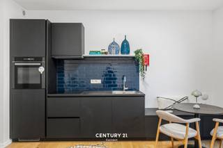 <span><strong>**Vraag uw brochure op/bezoek aan!**</strong></span><br /><br />Welkom in de <strong>Pleinstraat</strong>, een rustige straat, gelegen aan de Leuvense stadsring. De locatie is de uiterste troef van residentie Piazza, zo vind je op wandelafstand de <strong>Tiensepoort</strong> terug en op het einde van de straat de <strong>sportoase</strong>. Je bevindt je op een locatie die je meteen bij allerlei faciliteiten brengt, zo is het Leuvense stadcentrum, het station van Leuven, de Naamsepoort en de <strong>fietsdoorgang naar alle campussen</strong> te Heverlee op een steenworp verwijdert.<br /><br />De residentie bestaat uit <strong>4 bemeubelde studio's</strong>. Zo vormt Piazza de perfecte plek voor <span>universiteitsstudenten</span>, doctoraatstudenten en jongvolwassene op zoek naar een comfortabele thuis.<br /><br />Op zoek naar een investering met onmiddellijk rendement? Residentie Piazza is het juiste adres!<br /><br /><span><strong>Interesse? Vraag je brochure op en plan uw bezoek in met onze Expert Investeringsvastgoed: jack@connect-immo.be of 0495 53 46 49</strong></span><br /><br /><span>EPB startverklaring</span><br /><span>wche, gdv, gvkr, gvv</span>