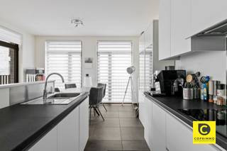 <p><span>Strak en modern 2-slaapkamerappartement met zonnig terras en prachtig zicht</span></p><p><span> </span></p><p><span> </span></p><p><span>Op zoek naar een </span><span>modern en comfortabel appartement op een gunstige locatie</span><span>? Dit verzorgde 2-slaapkamerappartement op de </span><span>eerste verdieping</span><span> combineert ruimte, licht en hedendaags wooncomfort. Dankzij de grote glaspartijen geniet u bovendien van een aangenaam uitzicht op de </span><span>gemeenschappelijke tuin en het groene binnengebied</span><span>.</span></p><p><span> </span></p><p><span>Het appartement beschikt over een </span><span>gezellig zonnig terras</span><span>, een ondergrondse autostaanplaats en een privatieve berging. Deze is verplicht mee aan te kopen voor € 17.500.</span></p><p><span> </span></p><p><span>Indeling</span></p><p><span>Inkomhal & berging</span><span><br />U betreedt het appartement via een ruime inkomhal met vestiairemogelijkheid. Vanuit de inkomhal is er toegang tot het aparte toilet.</span></p><p><span> </span></p><p><span>Leefruimte & open keuken</span><span><br />De ruime en lichtrijke leefruimte beschikt over grote glaspartijen die rechtstreeks toegang geven tot het zonnige terras. De leefruimte sluit naadloos aan op de open keuken, die uitgerust is met alle nodige comfort en voldoende kastruimte.</span></p><p><span> </span></p><p><span>Badkamer & slaapkamers</span><span><br />De moderne badkamer is voorzien van een praktische inloopdouche en een dubbele lavabo. Daarnaast is er een tweede apart toilet met handenwasser. Verder beschikt het appartement over </span><span>twee volwaardige slaapkamers</span><span>.</span></p><p><span> </span></p><p><span>Autostaanplaats, berging & fietsenplaatsen</span></p><p><span> </span></p><p><span>Ondergronds beschikt het appartement over een </span><span>privatieve autostaanplaats en berging</span><span>. De autostaanplaats is </span><span>verplicht mee aan te kopen voor €17.500</span><span>.</span></p><p><span>Daarnaast zijn er </span><span>3 privatieve fietsenplaatsen</span><span> voorzien.</span></p><p><span> </span></p><p><span>Troeven</span></p><ul><li><span>Modern en recent appartement ( 2019)</span></li><li><span>Gelegen op de eerste verdieping</span></li><li><span>2 slaapkamers</span></li><li><span>Ruime en lichtrijke leefruimte</span></li><li><span>Open keuken</span></li><li><span>Zonnig terras</span></li><li><span>Prachtig zicht op de gemeenschappelijke tuin/binnengebied</span></li><li><span>Lift aanwezig</span></li><li><span>Privatieve berging</span></li><li><span>3 privatieve fietsenplaatsen</span></li><li><span>Autostaanplaats verplicht mee aan te kopen voor €17.500</span></li><li><span>Nutsvoorzieningen individueel</span></li><li><span>Beschikbaar bij akte </span></li></ul>