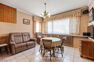 178 m² woonruimte, 4 volwaardige slaapkamers én 588 m² grond in Linter. Deze ruime halfopen woning biedt een uitstekende basis voor wie op zoek is naar een gezinswoning die volledig naar eigen smaak gerenoveerd kan worden. Naast een woonkamer van ca. 41 m² beschikt de woning over een aparte eetkamer, bureau, veranda en vier bijzonder ruime slaapkamers. Extra troeven zijn de kelder van ca. 45 m², zolder van ca. 80 m², inpandige garage en ruime tuin. De badkamer en het toilet werden reeds vernieuwd in 2020. Een woning met vooral heel veel ruimte en mogelijkheden. Ontdek alle foto's en info op www.swevers.be of plan uw bezoek via 012 699 900. Bron bewoonbare oppervlakte: EPC-verslag.