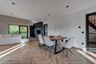 <p>Voor meer info of een bezoek, bel 054 69 39 39 - <strong>Deze levensloopbestendige woning onderging recent een grondige renovatie met kwalitatieve materialen.</strong> In het hartje van Zomergem vinden we deze 4 slaapkamerwoning die naar eigen smaak verder kan afgewerkt worden. Op het gelijkvloers vinden we de inkomhal met trap naar boven, een grote woonkamer met een volledig geïnstalleerde keuken en een wasberging. Verder vinden we nog<strong> twee ruime kamers</strong> waarvan er één dienst doet als dressing en de andere een volledig geïnstalleerde badkamer is. Op de eerste verdieping vinden we nog <strong>twee ruime kamers</strong> en de voorziening om een bijkomende badkamer te plaatsen naar eigen smaak. Er is ook <strong>een aparte dubbele garage met inrichtbare zolder</strong>. Alle technieken in dit huis werden vervangen en het plaatsen van <strong>de zonnepanelen</strong> zorgt ervoor dat uw energiefactuur binnen de perken blijft. Instapklaar - Goede verbindingsweg - Mogelijkheid te personaliseren in de verdere afwerking (staat schilderklaar) (Maatregelenregister in aanvraag)</p>