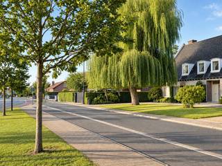 BEZOEKDAG zaterdag 24 oktober! op afspraak! Voor meer informatie of het aanvragen van documenten kunt u contact opnemen via info@centeroffice.be.<br />Deze woning is ideaal gelegen in het centrum van Nazareth, op wandelafstand van diverse dagelijkse voorzieningen zoals de bakker, supermarkt en dokter.<br />In 2025 werd de woning grondig gerenoveerd rekeninghoudend met het authentieke karakter van de woning waarbij zowel het technische gedeelte als de binnenafwerking een volledige opfrissing kregen. Zo werden onder meer de riolering, waterleidingen en elektriciteit vernieuwd, evenals de verwarmingsinstallatie met een nieuwe mazoutcondensatieketel. Ook de keuken, badkamer, vloeren, parket, ingebouwde kasten en schilderwerken werden aangepakt. Verder werden de traploper, oprit en laadpaal voorzien.<br />De keuken is uitgerust met hedendaagse toestellen en een stijlvol Dekton-werkblad. Bij de afwerking werd bijzondere aandacht besteed aan duurzame en kwalitatieve materialen, waaronder travertin en Belgische blauwe hardsteen.<br />Om de renovatie volledig af te ronden, dient enkel de dakbedekking nog vernieuwd te worden. Hiervoor is reeds een offerte beschikbaar.<br />Op het gelijkvloers komt u binnen via de inkomhal met gastentoilet en de berging onder de trap. Aansluitend bevindt zich een berging met de verwarmingsinstallatie. De leefruimte omvat een gezellige zithoek, een eetplaats en een open keuken, wat zorgt voor een aangename en open woonbeleving.<br />Op de eerste verdieping bevinden zich maar liefst vijf kamers, momenteel ingericht als drie slaapkamers, een bureauruimte en een linnen- en waskamer. De badkamer is uitgerust met een toilet, badkamermeubel en douche.<br />Via het zolderluik bereikt u de zolderverdieping, die bijkomende mogelijkheden biedt voor wie extra woonoppervlakte wenst te creëren, mits de nodige werken.<br />Buitenruimte en garage<br />De oprit, voorzien van een laadpaal, geeft toegang tot de garage, waar u nog één wagen + fietsen kan parkeren.<br />De architecturaal aangelegde parktuin is volledig omheind en beschikt over een zonnig terras. Dankzij de volgroeide beplanting geniet u hier niet alleen van een groene omgeving en de nodige privacy, maar ook van aangename schaduw tijdens de warme zomermaanden.<br />Extra troeven<br />Grondige renovatie uitgevoerd in 2025<br />Elektrische installatie conform<br />Alarmsysteem aanwezig<br />Nieuwe mazoutcondensatieketel<br />Keuken met hedendaagse toestellen en Dekton-werkblad<br />Duurzame materialen, waaronder travertin en Belgische blauwe hardsteen<br />Vijf kamers op de eerste verdieping<br />Zolder met potentieel voor bijkomende woonruimte<br />Garage en oprit met laadpaal<br />Volledig omheinde, aangelegde tuin met terras<br />Binnen- en buitenberging<br />Droge kelders, gerenoveerd in 2016<br />Woning volledig onderkelderd met kruipkelder<br /><br />Een ruime en veelzijdige woning op een centrale locatie, waar reeds belangrijke renovatiewerken zijn uitgevoerd en waar u geniet van hedendaags comfort, een groene buitenruimte en bijkomende mogelijkheden naar de toekomst toe.<br /><br /><br /><br />