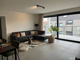 <p>Dit tweeslaapkamerappartement in residentie L'Eglize verwelkomt je met een <strong>ruime inkomhal met vestiaire en gastentoilet</strong>. De volledig <strong>uitgeruste keuken</strong> is voorzien van een combi-oven, kookplaat, spoelbak, ingebouwde koelkast en vaatwas en sluit naadloos aan op een handige <strong>berging</strong> met aansluiting voor wasmachine en droogkast. De<strong> lichtrijke leefruimte</strong> biedt alle ruimte voor een <strong>gezellige eethoek en zithoek</strong>, en geeft rechtstreeks toegang tot <strong>terras van maar liefst 12,5 m².</strong> Verder beschikt het appartement over <strong>twee slaapkamers </strong>en een <strong>stijlvolle badkamer met dubbele lavabo, spiegelkast en inloopdouche</strong>. In de kelder is een staanplaats en berging voorzien.</p>
<h3>Troeven</h3>
<ul>
<li>E-peil van 30</li>
<li>Vloerverwarming met warmtepomp</li>
<li>volledig geschilderd, voorzien van lichtarmaturen en gordijnrails</li>
<li>Gemeenschappelijk afvallokaal</li>
<li>Afgesloten fietsenberging op het gelijkvloers</li>
<li>Bezoekersparking voor de deur</li>
<li>Elektrisch laden achteraan mogelijk op korte termijn</li>
</ul>
<br />Huurprijs: € 875 + € 50 syndic<br />Beschikbaar vanaf 1 september
<h3><span> Interesse in een bezoek? Bel me gerust!</span></h3>