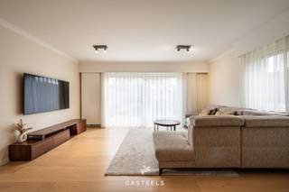 Deze volledig instapklare half open bebouwing en piekfijn onderhouden woning combineert ruimte, licht en comfort met een energiezuinige afwerking. Alles werd met zorg onderhouden, waardoor je hier zonder enige renovatie kunt intrekken.<br /><br />Gelegen in de Oogststraat te Wondelgem (Gent), in een toffe en vlot bereikbare buurt waar rust en nabijheid perfect samengaan. Dankzij de goede verbinding met het centrum van Gent en de nabijheid van belangrijke invalswegen zoals de R4, N9 en E40, bereik je moeiteloos zowel de stad als de omliggende gemeenten. Bovendien liggen winkels, scholen en openbaar vervoer op korte afstand.<br /><br />Binnenin valt meteen de lichtrijke leefruimte op, waar grote schuiframen zorgen voor een directe verbinding met de tuin, ideaal voor wie houdt van openheid en gezelligheid. De praktische keuken, deels open naar de eetkamer, wordt aangevuld met een bijkeuken met plaats voor wasmachine, droogkast en extra opslagruimte.<br /><br />Op de bovenverdieping bevinden zich vier comfortabele slaapkamers, waarvan enkele met op maat gemaakte ingemaakte kasten, een ruime badkamer en een apart toilet. Ook de garage, met extra doorgang naar de tuin, biedt extra gebruiksgemak. Dankzij het EPC-label B en de zonnepanelen woon je hier bovendien energiezuinig en duurzaam.<br /><br /><u><strong>Troeven van deze woning</strong></u>
<ul>
<li>Volledig instapklaar en uitstekend onderhouden</li>
<li>Gunstig EPC-label B </li>
<li>Zonnepanelen (9 stuks)</li>
<li>Ruime, lichtrijke leefruimte met grote schuiframen naar de tuin</li>
<li>Vier slaapkamers</li>
<li>Garage (mogelijkheid extra oprit) met doorgang naar de tuin</li>
</ul>
Tot slot: de gunstige ligging, de energiezuinige voorzieningen en de verzorgde afwerking maken van deze woning een comfortabele en duurzame thuis, waar je meteen kunt genieten van zorgeloos wonen.<br /><br />Contacteer ons vandaag nog voor meer informatie of om een bezoek in te plannen.<br />Wij laten u met plezier kennismaken met deze prachtige woning in Wondelgem!