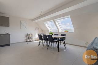 Residentie JUDO is een stijlvolle nieuwbouwresidentie. Het project omvat acht kwaliteitsvolle appartementen (91m² tot 137m²), waarvan zes ruime tweeslaapkamerappartementen en twee luxueuze duplexen. De residentie werd ontworpen met aandacht voor comfort, licht en moderne afwerking, waardoor elk appartement een aangename en energiezuinige woonervaring biedt.<br /><br />De appartementen beschikken over twee slaapkamers, een uitgeruste badkamer en een leefruimte met open keuken. De duplexappartementen bieden extra ruimte met drie slaapkamers en twee toiletten.<br /><br />Op het gelijkvloers geniet u van een privatieve tuin, terwijl de appartementen op de verdiepingen zijn uitgerust met een terras waar men in alle rust kan ontspannen. Daarnaast is er de mogelijkheid om een garage afzonderlijk bij aan te kopen. <br /><br />Residentie JUDO bevindt zich op op wandelafstand van het station, winkels, scholen en openbaar vervoer maar ook een dicht bij E40. Dankzij de centrale ligging en de vlotte verbindingen met omliggende steden combineert dit project rustig wonen met optimale bereikbaarheid.<br /><br />De opgegeven prijzen zijn exclusief kosten.<br />De aankoop kan, mits het voldoen aan de voorwaarden, genieten van het verlaagde btw-tarief van 6%.<br /><br />OOK voor bedrijven/investeerders die het pand aankopen voor verhuur (15 jaar)<br /><br />De oplevering wordt verwacht vanaf eind mei 2026.<br /><br />Ontdek jouw nieuwe thuis vandaag! Bel of mail onze makelaar Karolien voor meer informatie of een bezoek: 0489/52.28.36 - karoliensteppe@immoderas.be