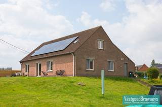 Op zoek naar een woning in de Vlaamse Ardennen met weids uitzicht? Dan is dit ongetwijfeld iets voor U!De woning is grotendeels vernieuwd en...