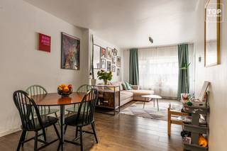 Deze instapklare mooie gezellige gezinswoning werd recent gerenoveerd en heeft 3 mooie slaapkamers. Met zijn EPC score van 105 kwh is het zo goed als een A woning. Het is voorzien van zonnepanelen en airco in alle kamers. <br />De woning is strategisch zeer goed gelegen!<br /><br />Het centrum van Gent is gemakkelijk te bereiken te voet of per fiets. Op amper 10 minuten fietsen ben je in de bruisende stad. Via het openbaar vervoer heb je een vlotte verbinding naar het stadscentrum alsook naar het station Gent St-Pieters en Gent Dampoort.<br />Er zijn tal van supermarkten, scholen, restaurants op wandel en/of fietsafstand terug te vinden. <br />Kortom, met de ligging van deze woonst is een auto absoluut niet noodzakelijk. <br />Doch ben je op minder dan 5 min op de R4, waardoor je een vlotte verbinding hebt naar de E17 en de E40. <br />Er is voldoende parkeermogelijkheid op 100 m van de woning.<br /><br />Via de inkomhal komen we terecht in de ruime leefruimte met open keuken. Op het gelijkvloers is er nog een extra bergruimte en toilet voorzien. We vinden er ook de toegang tot de kelder terug.<br />Op de eerste verdieping bevinden zich 2 ruime slaapkamers alsook de badkamer en de toegang tot het aangename terras. Dit om lekker lang te genieten, met voldoende privacy. <br />De 2de verdieping van de woning is de kers op de taart. Een hele grote lichtrijke ruimte, die kan dienen tot master bedroom, bureau of hobbyruimte, of een combinatie van de drie.<br /><br />Extra troeven :<br />- De woning werd in 2022 gerenoveerd en is perfect onderhouden<br />- Met zijn Epc B (105 kwh) score heeft het een gunstige waarde, waardoor de energiekost beperkt is<br />- De zonnepanelen en de airco toestellen in de slaapkamers zijn een absolute meerwaarde<br />- De eigenaars hebben geïnvesteerd in een water ontharder en elektrische rolluiken wat bijdraagt tot meer comfort<br />- Zomer of Winter, op het terras kan je het hele jaar door genieten van de buitenlucht<br /><br />Deze opportuniteit is ideaal voor wie in de stadsrand van Gent wil wonen. De indeling, de ruimtes en het aangename terras bieden dit huis alles om er een echte thuis van te maken<br /><br />Beschikbaar vanaf 1/06/2027. Akte datum is voorzien eind maart 2027. Via het verlengd genot blijven de eigenaars nog maximaal 2 maanden in de woning wonen mits het betalen van een bezettingsvergoeding van 1500 EUR aan de nieuwe eigenaars. <br /><br />Interesse in deze TOPPER? Contacteer dan snel Topvastgoed voor een bezoek op het nummer 0475 700 700