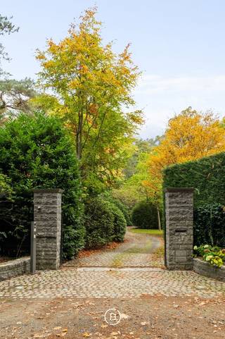 Deze unieke villa werd in 1955 ontworpen door architect Leo Beeck en volledig gerenoveerd in 2013. Ze ligt op een perceel van 5.707 m² en...