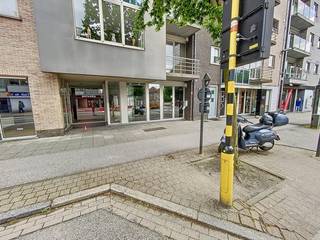 <p><span>Mooie winkelruimte (ca.115m²), in recent gebouw, gelegen in het centrum van Brasschaat.</span><br /><br /><span><strong>Indeling:</strong> <br />Winkel ca. 115m² met ingerichte keuken en apart toilet.<br /><br /><strong>Bijzonderheden:</strong><em><strong> </strong></em></span></p>

<ul>
	<li>1 garagebox aan 25.000. euro.</li>
	<li>Goed rendement: netto opbrengst ca. €1665,- per maand (inclusief KI).</li>
</ul>
