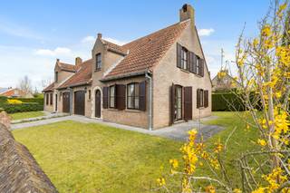 Te koop: halfopen huis in de Pharaildelaan, gelegen in een rustige villawijk in Oostduinkerke. Zeer goed onderhouden halfopen villa te koop op een...