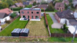 <p><span>WAASMUNSTER </span><span>- Ben je op zoek naar een energiezuinige nieuwbouw woning in een rustige straat? Dan is dit jouw kans!</span></p><p><span> </span></p><p><span>Enkele troeven op een rij:</span></p><ul><li><span>Engergiezuinig wonen</span><span> dankzij een geothermische warmtepomp, zonnepanelen en doorgedreven isolatie - </span><span>E-Peil < 20 - EPC 4</span></li><li><span>Instapklaar - </span><span>de volledige woning is geschilderd en voorzien van verlichting</span></li><li><span>R</span><span>ustige ligging</span><span> vlakbij de N70</span></li><li><span>Vloerverwarming</span><span> doorheen de volledige woning</span></li><li><span>Oprit met parking voor 2 wagens.</span></li></ul><p><span> </span></p><p><span>De indeling is als volgt:</span></p><p><span>Via de inkomhal met trap en gastentoilet kom je in de </span><span>lichtrijke leefruimte</span><span> met open keuken. </span></p><p><span>Dankzij de grote raampartijen geniet je hier van veel natuurlijk licht.</span></p><p><span><br />De </span><span>volledig uitgeruste keuken</span><span> beschikt over een kookvuur, dampkap, oven, vaatwasser, koelkast en diepvriezer. </span></p><p><span>Aansluitend bevindt zich een ruime berging/wasplaats. </span></p><p><span> </span></p><p><span>De </span><span>tuin rondom de woning</span><span> beschikt over een ruim terras en een oprit met plaats voor twee wagens. Tuinhuis (3x3) is voorzien.</span></p><p><span>De tuin is aan de zijkant van de woning toegankelijk via een poort.</span></p><p><span> </span></p><p><span>Op de eerste verdieping zijn er </span><span>drie slaapkamers</span><span> en een moderne badkamer met </span><span>inloopdouche en lavabomeubel</span><span>. </span></p><p><span>Verder is er ook een apart toilet in de nachthal.</span></p><p><span> </span></p><p><span>De woning is onmiddellijk </span><span>beschikbaar</span><span>.</span></p><p><span>Huurprijs</span><span>: 1.350 Euro</span></p><p><span>EPC</span><span>: 4</span></p><p><span> </span></p><p><span>Interesse in deze mooie woning? Vraag dan snel je bezoek aan via onze website!</span></p><p><span> </span></p><p><span> </span></p>
