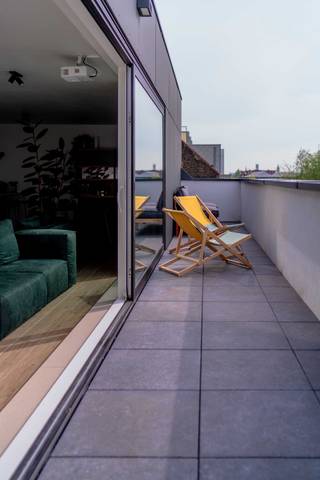 PENTHOUSE | ZUIDTERRAS | 3 SLAAPKAMERS | AUTOSTAANPLAATS MET LAADPAAL<br /><br />In de opkomende buurt de Muide bevindt zich op de derde verdieping dit stijlvol en tijdloos ingericht penthouse, afgewerkt met duurzame en kwalitatieve materialen. De combinatie van hedendaags comfort, slimme technologie en een rustige ligging op korte afstand van het centrum maakt dit een uitzonderlijk aangename woonplek.<br /><br />De inkomhal met vestiaire geeft toegang tot de lichtrijke leefruimte met grote raampartijen en een open indeling. De moderne open keuken met kookeiland is volledig uitgerust met kwalitatieve toestellen, waaronder een Novy Mood dampkap, en sluit perfect aan bij de eet- en zithoek – ideaal voor wie houdt van koken en gezellig samenzijn.<br /><br />De woonkamer beschikt bovendien over een ingebouwde beamer, wat zorgt voor een volwaardige home cinema-ervaring.<br /><br />Er zijn drie slaapkamers, waarvan één voorzien is van een grote op maat gemaakte inbouwkast. In een andere is er een op maat gemaakte bureauruimte, perfect voor thuiswerk. De ruime badkamer is praktisch ingericht en afgewerkt met duurzame materialen.<br /><br />Het penthouse beschikt over een zuidgericht terras van ca. 20 m², waar het heerlijk vertoeven is in alle rust. Verder zijn er zowel een private kelderberging als een extra berging op het verdiep.<br /><br />Bij het appartement hoort een ondergrondse autostaanplaats met Smappee laadpaal, ideaal voor elektrisch rijden.<br /><br />Het gebouw dateert van 2020 en heeft een uitstekend energiepeil (EPC A – 58 kWh/m²). Dankzij de aanwezigheid van Nest verwarming, slimme deurbel en geïntegreerde multimedia is het penthouse volledig future-proof.<br /><br />Kortom:<br />✔ 110 m² bewoonbare oppervlakte<br />✔ Zuidgericht terras van ca. 20 m²<br />✔ Op maat gemaakte bureau en inbouwkasten<br />✔ Open keuken met kookeiland en kwalitatieve toestellen<br />✔ Parkettegel in het volledige appartement<br />✔ Autostaanplaats met Smappee laadpaal<br />✔ Bouwjaar 2020 – EPC A (58 kWh)<br />✔ Slimme woning: Nest verwarming & slimme deurbel<br /><br /><br />Interesse of bezoek? hello@dok19.be